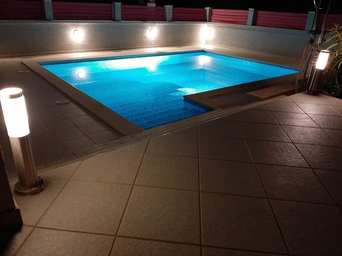 Helles Doppelzimmer mit Bad, Terrasse und Pool, seperater Eingang, Liznjan, Istrien Exterior foto