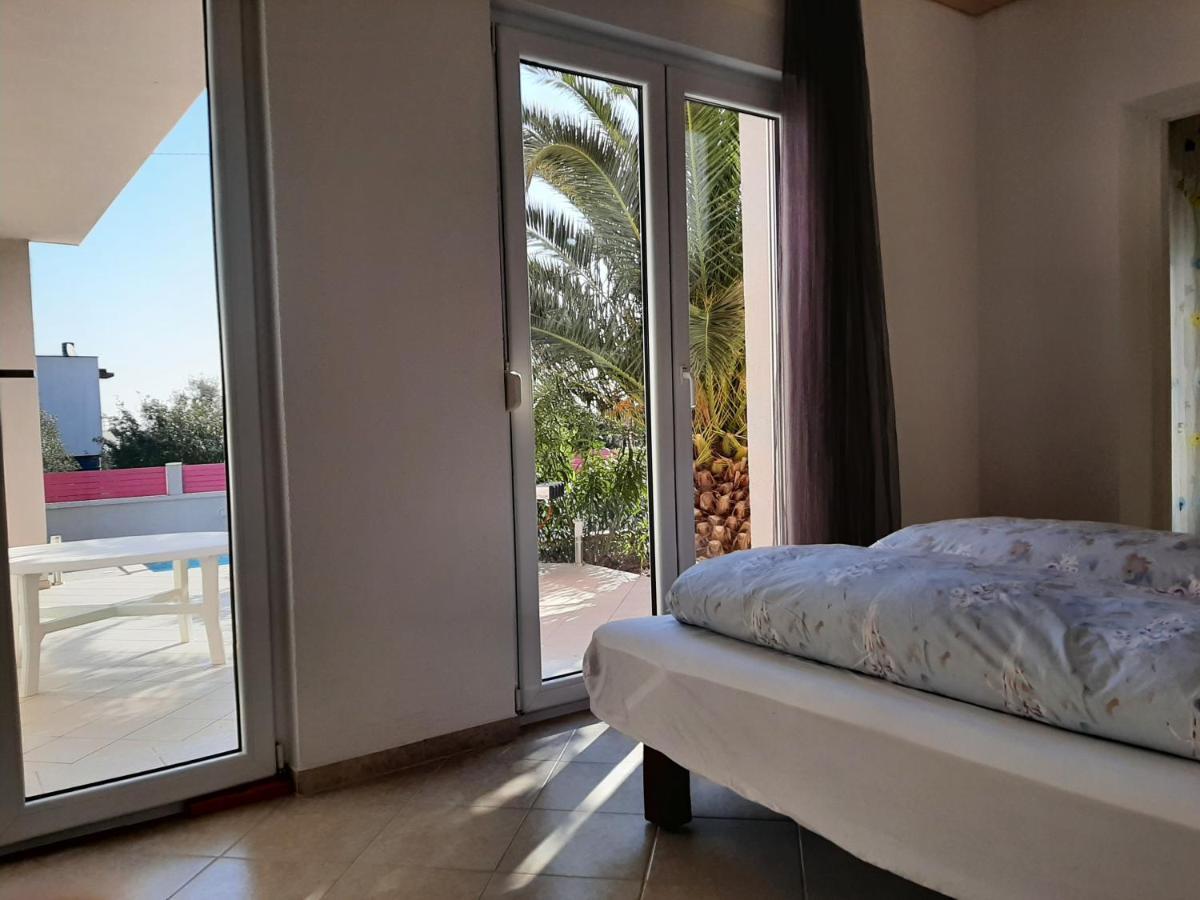 Helles Doppelzimmer mit Bad, Terrasse und Pool, seperater Eingang, Liznjan, Istrien Exterior foto
