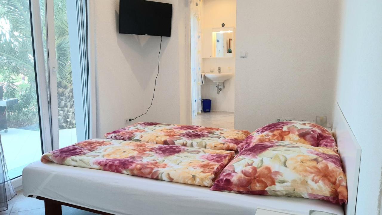 Helles Doppelzimmer mit Bad, Terrasse und Pool, seperater Eingang, Liznjan, Istrien Exterior foto