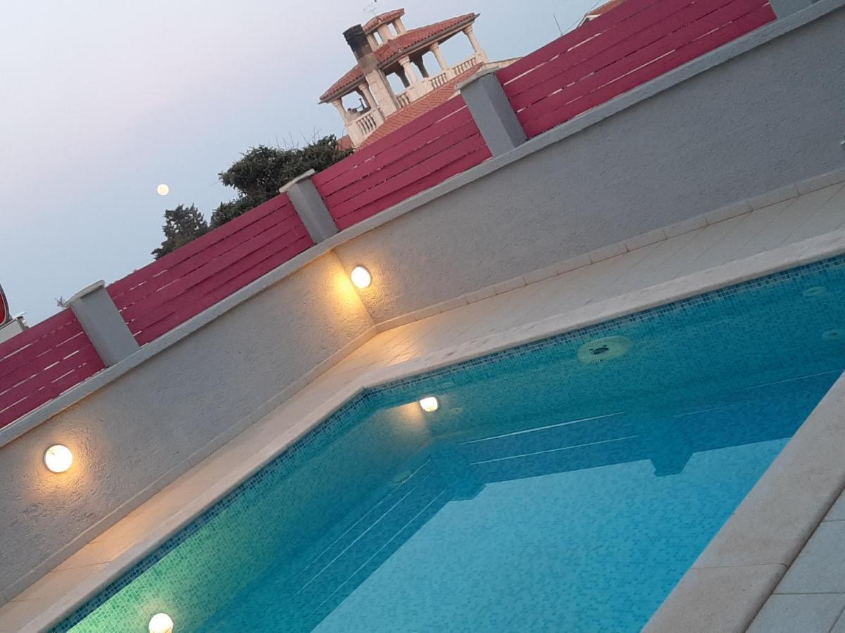 Helles Doppelzimmer mit Bad, Terrasse und Pool, seperater Eingang, Liznjan, Istrien Exterior foto