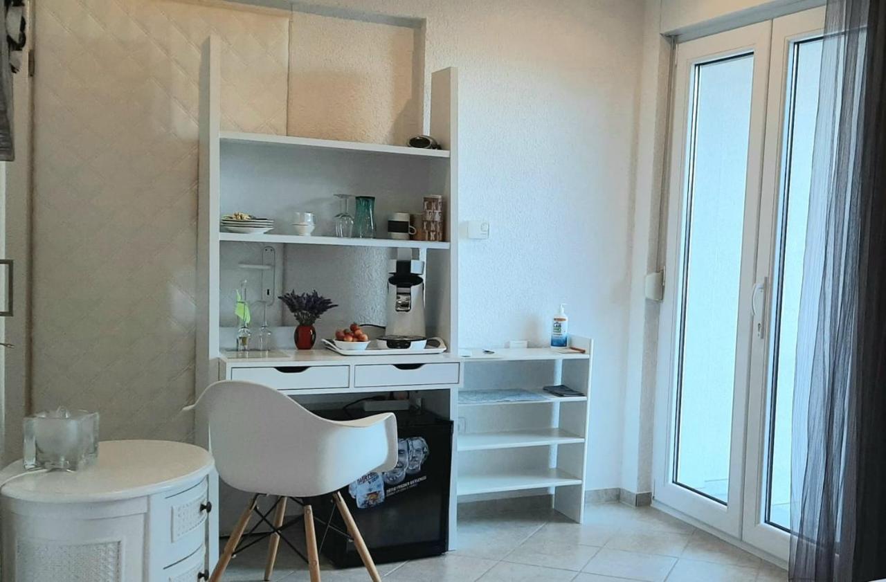 Helles Doppelzimmer mit Bad, Terrasse und Pool, seperater Eingang, Liznjan, Istrien Exterior foto